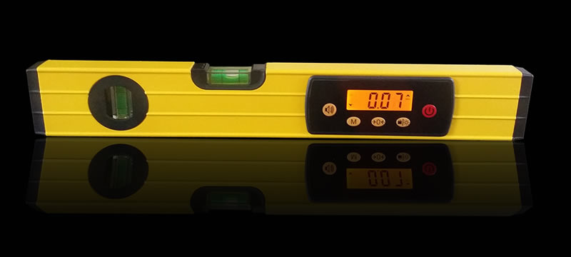 There is a spirit level with the angle showing on the screen.